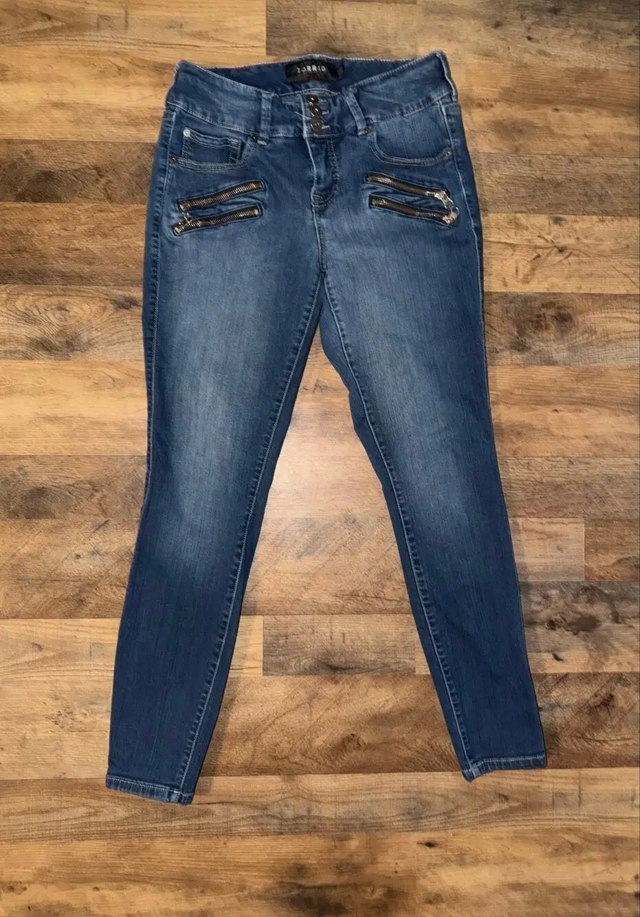 Torrid women’s skinny jeans withunique double-zipper pockets on the front - Picture 1 of 16